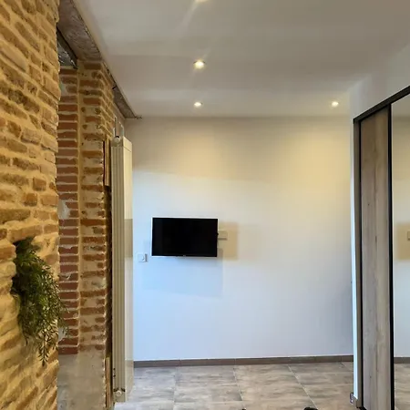Apartment Le Cours Foucault N4 I Briques & Terracotta *
